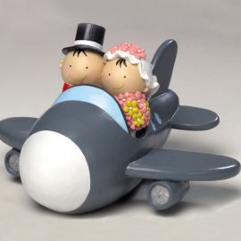 Figura de Noivos e Cofre com Avião 19 cm