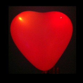 Balões de LED formam coração