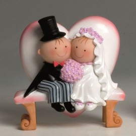 Figura de Novios con Novios en Banco Corazón