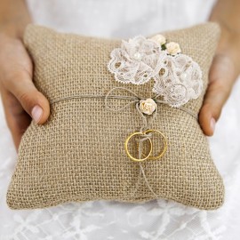 Almofada de Anel Marrom com Flores